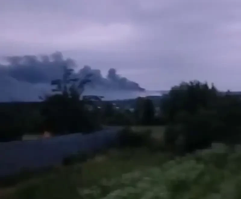 В районе машиностроительного завода в Дрогобыче Львовской области продолжается открытое горение после поражения цели российскими дронами и ракетами